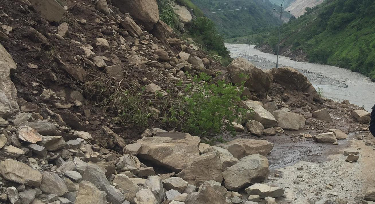 प्यूठानमा खोलाले बगाएर एक बेपत्ता