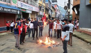 बागलुङमा पाँच विद्यार्थी संगठनद्वारा राष्ट्रपति र प्रधानमन्त्रीको पुत्ला दहन