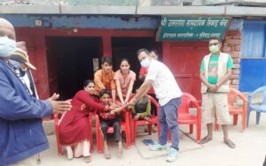 अपांगता भएका कँडेलको उपचारका लागि राहत रकम हस्तान्तरण