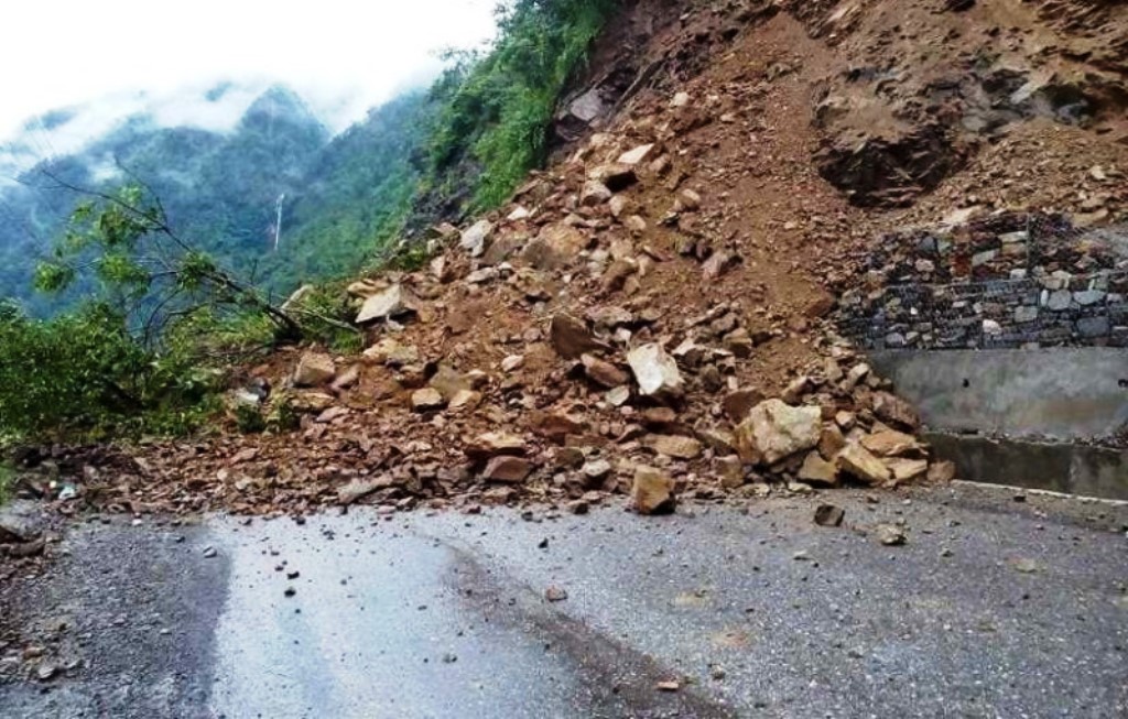 मध्यपहाडी लोकमार्गको पर्वत- बागलुङ खण्ड फेरि अवरुद्ध
