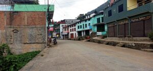 खर्वाङको बजार क्षेत्रमा मास्क नलगाई हिँड्नेलाई ठाउँको ठाउँ जरिवाना