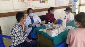 बुर्तिबाङ प्राथमिक स्वास्थ्य केन्द्रमा थप ६० जनाले लगाए जोन्सन एण्ड जोन्सन खोप