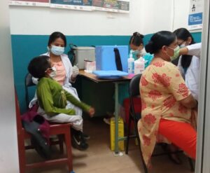 बुर्तिबाङ प्राथमिक स्वास्थ्य केन्द्रमा आज १६३ जनाले लगाए ज्यानसन खोप