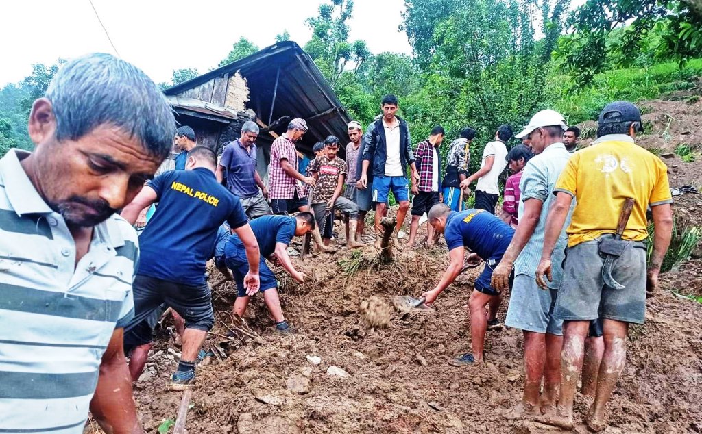 पहिरोमा पुरिएर एकै परिवारका दुई जनाको मृत्यु