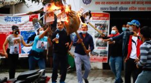 राष्ट्रपति र प्रधानमन्त्रीकाे पुतला दहनमा प्रहरी र विद्यार्थीबीच घम्साघम्सी (फोटो फिचर)