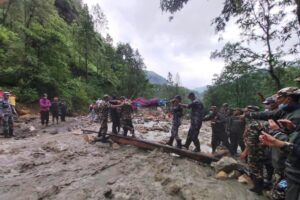 अत्यधिक रक्तश्राव भएकी सुत्केरीलाई सेनाले बाढीबाट उद्धार गरी पोखरा पठायो