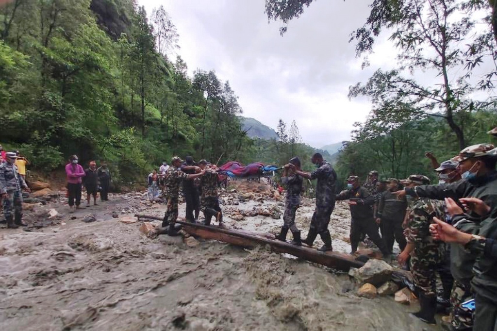 अत्यधिक रक्तश्राव भएकी सुत्केरीलाई सेनाले बाढीबाट उद्धार गरी पोखरा पठायो