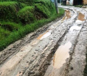 बागलुङ नगरपालिका–३ न्वारमा वर्षामा हिलो हिउँदमा धुलोँले दियो यात्रुलाई सधैँको सास्ती