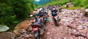 जनैपूर्णिमाको लागि ढोरपाटन हिडेका दर्शनार्थीहरु सडक अवरुद्ध हुदाँ बाटोमै अलपत्र