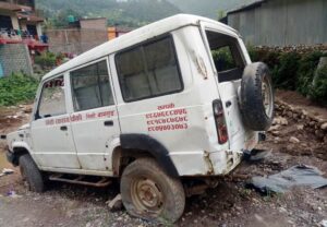 निसीखोलाको एम्बुलेन्स बुर्तिबाङ स्थित ग्यारेजमा अलपत्र,भाडाको एम्बुलेन्समा बिरामी बोक्दै