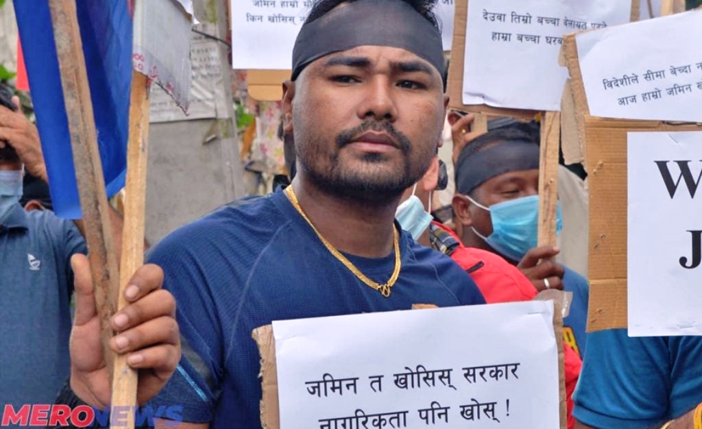 भाइरल तस्वीरमा देखिएका युवा को हुन् ?