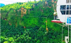 साहसिक पर्यटक पर्खंदै विश्वकै दोस्रो अग्लो भनिएको बन्जी पुल