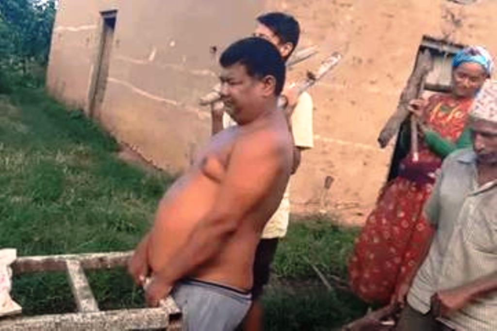 २० वर्ष पालेकाे कुखुराको भाले मरेपछि गरियाे दाहसंस्कार