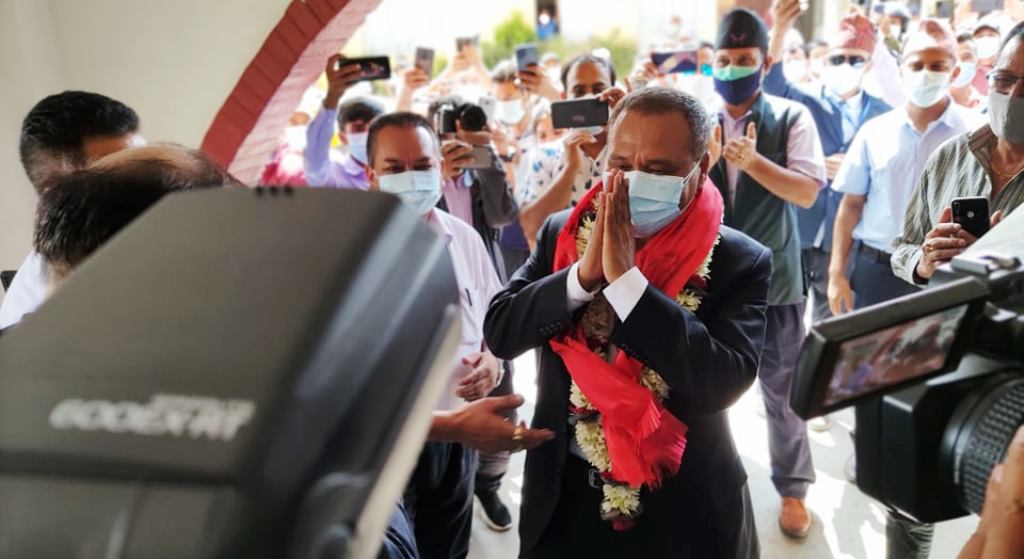 कुलमान घिसिङलाई कारबाहि गर्न सरकारले माग्यो स्पस्टीकरण : कारबाही अघि बढाउने चेतावनी