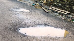 बरेङमा सड्क कालो पत्रे गरेको एक वर्ष नपग्दै उक्लियो