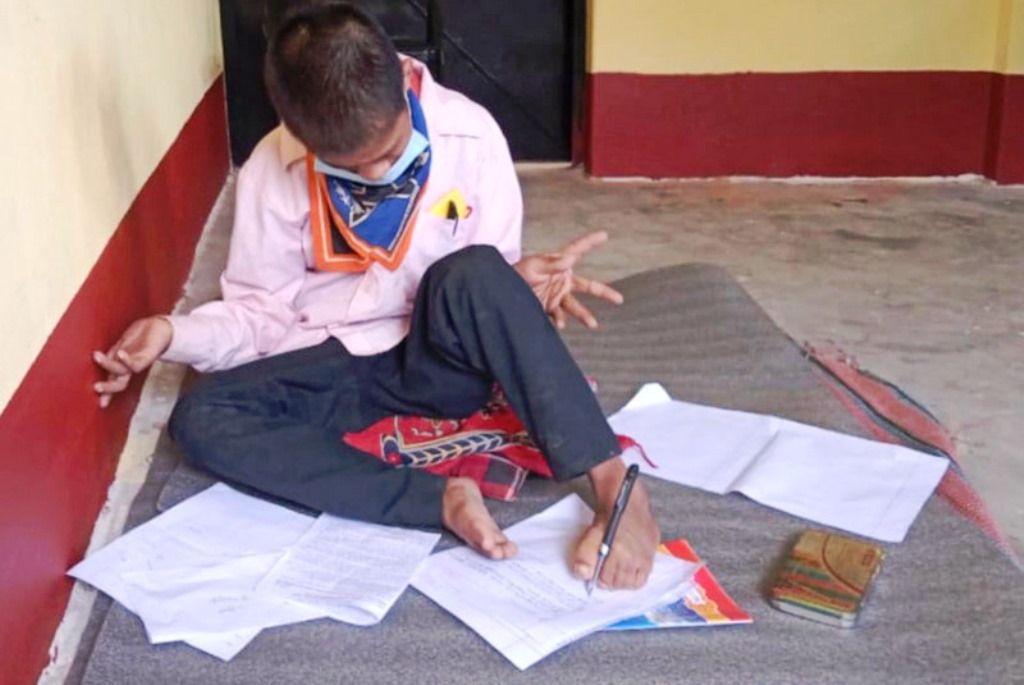 खुट्टाले लेखेर ११ कक्षाको परीक्षा दिँदै ‘याम’,भविष्यमा ठूलो मान्छे बन्ने सपना