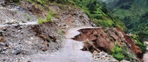 बुर्तिबाङ नजिकै तुरतुरेमा पहिरो जाँदा मध्यपहाडी लोकमार्ग अवरुद्ध