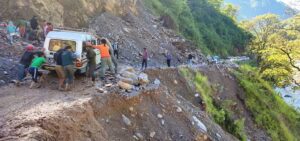 बुर्तिबाङ बजारको नजिकै मध्यपहाडी लोकमार्गको गरगरे खण्डमा सधैँको सास्ती
