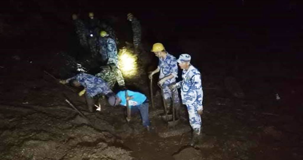 पर्वतमा पहिरो जाँदा ५ जनाको मृत्यु, ३ जना बेपत्ता