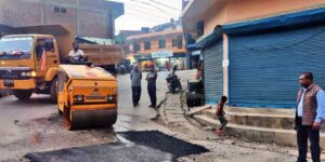 गुल्मीका एक निर्माण व्यवसायी द्धारा तम्घास बजारको सडक मर्मत