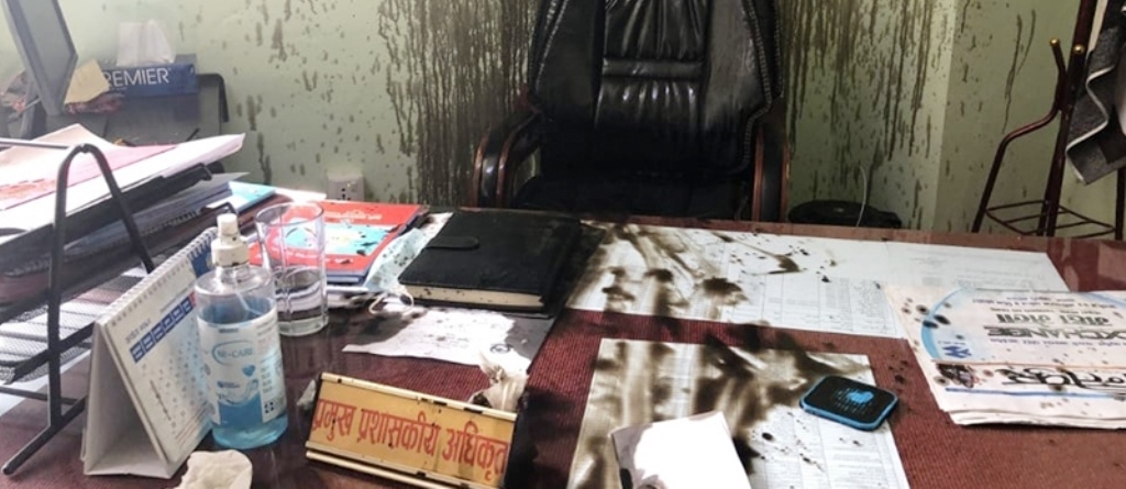 म्याग्दीको बेनी नगरपालिकाका प्रमुख प्रशासकिय अधिकृत दुव्र्यवहारप्रति सर्वत्र विरोध