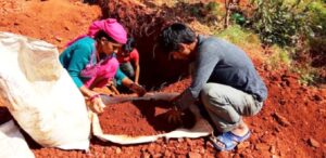 दसैँमा माटो बेचेरै घर खर्च चलाउने सोचमा बागलुङका केहि स्थानिय