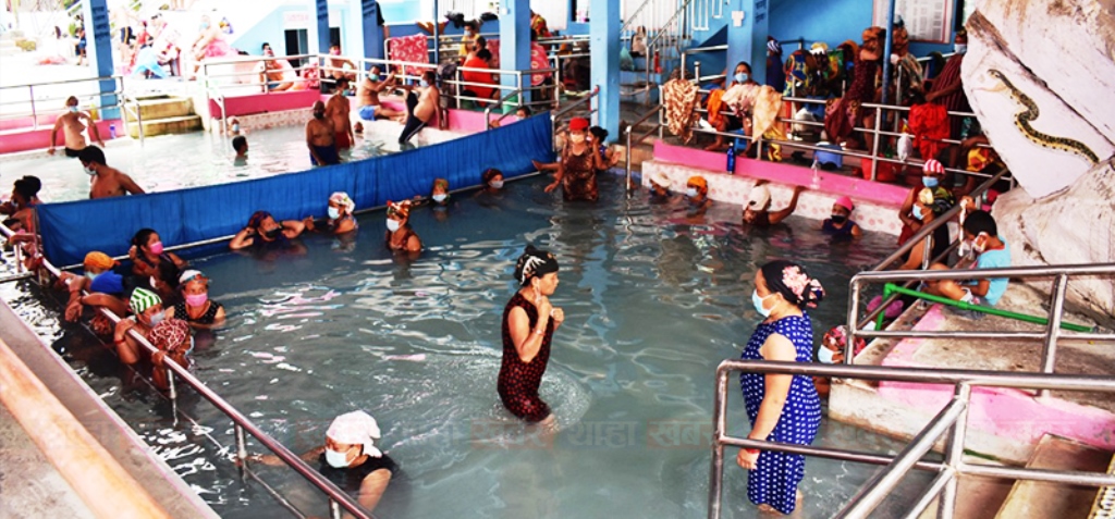 म्याग्दीको तातोपानी कुण्डमा बिरामीको भीड,कोरोना खोप वा नेगेटिभ  रिपोर्ट अनिवार्य