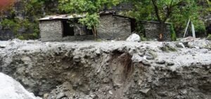 अविरल वर्षाका कारण ढोरपाटन ६ खाल्टेखुल्टीमा घरगोठ सहित आलुबारी बगायो
