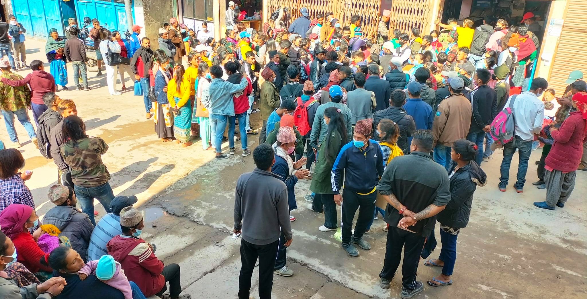 साताको तस्विरः ईलाका प्रशासन कार्यालय बुर्तिबाङमा सेवा लिन आएका नागरिकको भिड