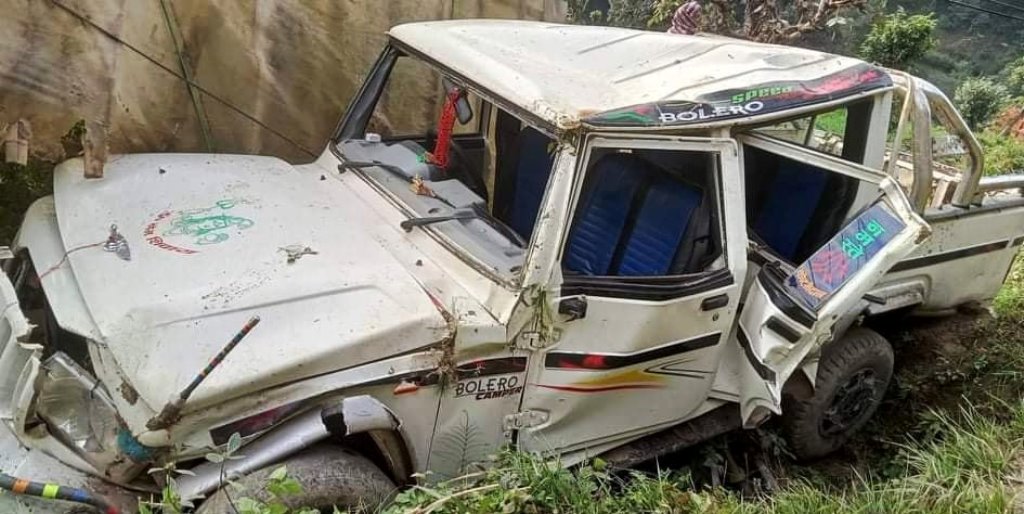 काठेखोलाको खहरेमा पीकअप खस्यो, एकजनाको मृत्यु, तीन जना घाईते
