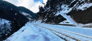 बागलुङ बुर्तिवाङ खण्डको ठाउँ ठाउँमा हिमपात मध्यपहाडी लोकमार्ग अवरुद्ध !