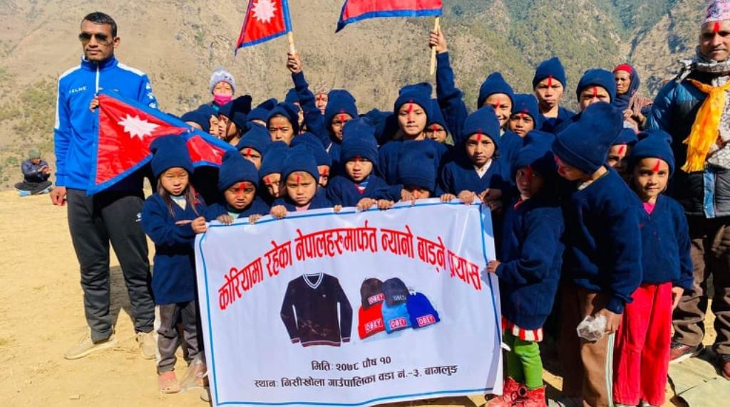 चिसो बढेसँगै बागलुङ निसीखोलाका ४३ विद्यार्थीलाई न्यानो कपडा वितरण