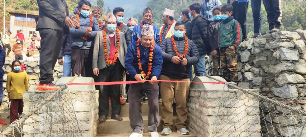 नव निर्मित सिमलचौर घाट झोलुङे पुलको नगरप्रमुख नेपालीद्वारा उद्घाटन