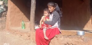 १५ वर्षीया गंगामायाको काखमा ३ वर्षकी छोरी