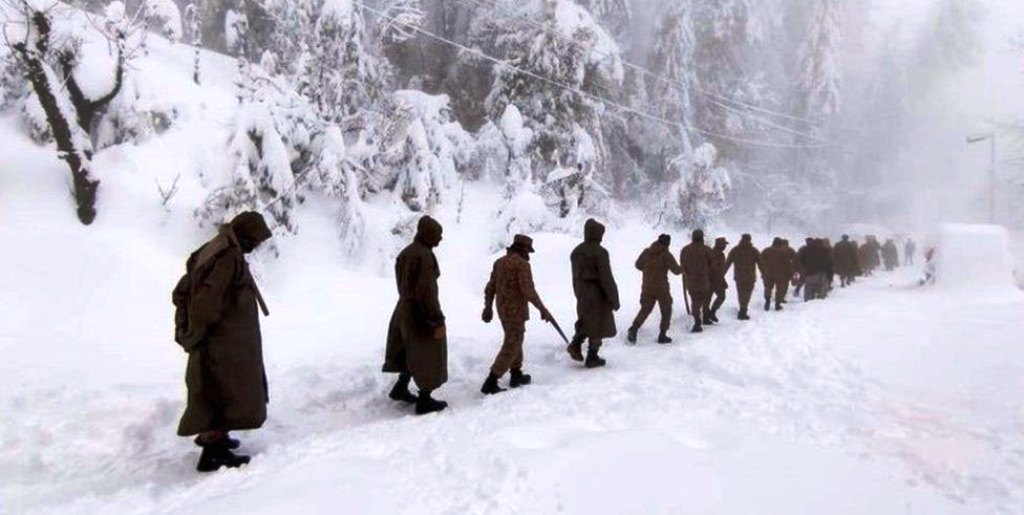पाकिस्तानमा हिमपातमा परेर २१ जनाको मृत्यु, एक प्रहरीले गुमाए श्रीमती र ६ छोराछोरी