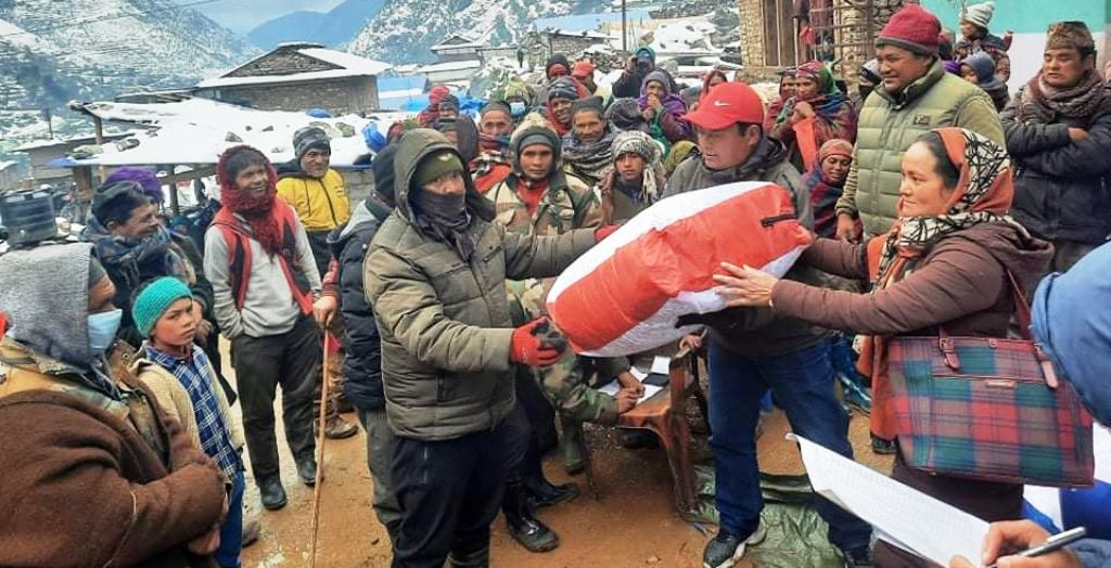 ढोरपाटनका बाढीपहिरो पीडितलाई हिमाली रनिङ एडभेन्चर द्धारा जाडोमा फाईवर सिरक वितरण
