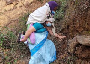 गुल्मीमा  ७८ वर्षीया वृद्धालाई स्वास्थ्य स्वयंसेविकाले बोकेर पुर्‍याइन् खोप केन्द्र