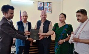 स्थानीय तहमा विद्युतिय शासन र त्यसको अवस्थाबारे तयार गरेको शोधपत्र हस्तान्तरण