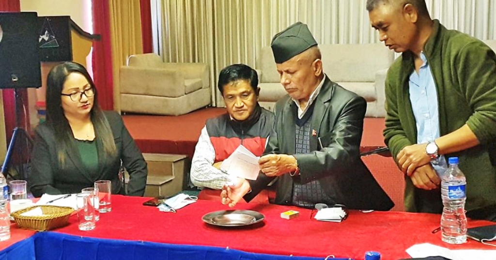 गण्डकी प्रज्ञा प्रतिष्ठानका कुलपतिले च्याते आफ्नै किताब !