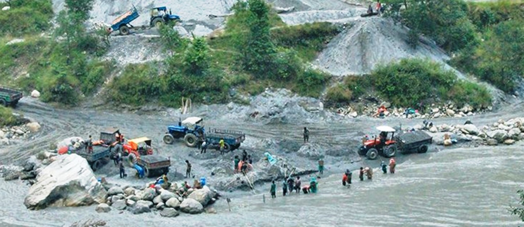 रोकिएन कालीगण्डकीको दोहन- क्रसर व्यवसायी र ठेकेदार मालामाल, मजदुरको बेहाल