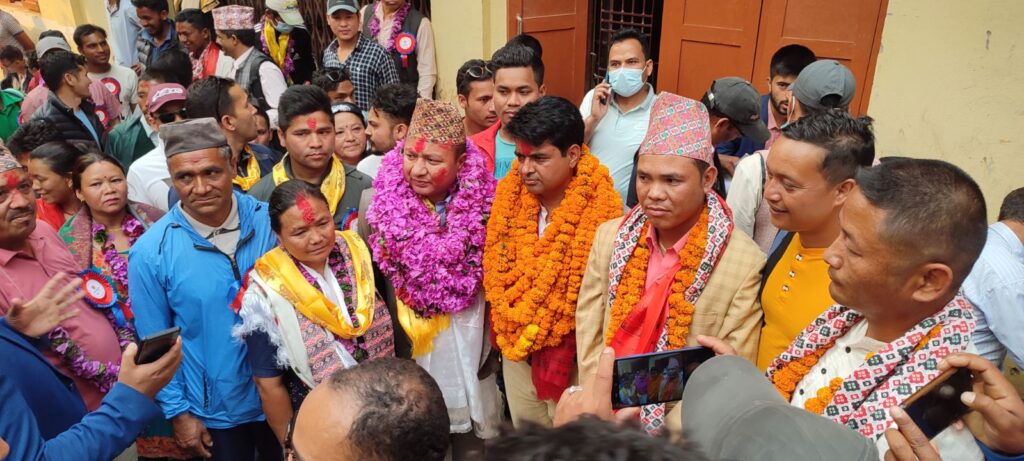 नेकपा एमालेको पनि ढोरपाटनमा बाजागाजा सहित मनोनयन दर्ता