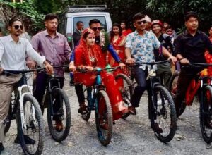साइकल बेउलाबेउली अव पास्पोट थाम्ने एकथान बचेरो जन्माइ देउ है !