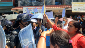पोखरामा रवि लामिछानेलाई सहकारी पीडितले देखाए कालो झण्डा ! सुरक्षा कडाई हुदा पनि यस्तो।  Exclusive