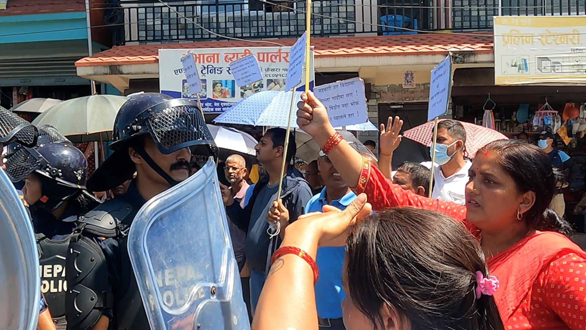 पोखरामा रवि लामिछानेलाई सहकारी पीडितले देखाए कालो झण्डा ! सुरक्षा कडाई हुदा पनि यस्तो।  Exclusive