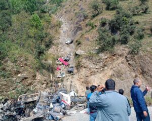 डडेल्धुरामा बस दुर्घटना हुदा ५ जनाको मृत्यु