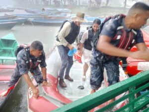फेवातालको बीच भागमा अलपत्र दुुई युवायुवतीको सशस्त्र प्रहरीद्वारा उद्धार