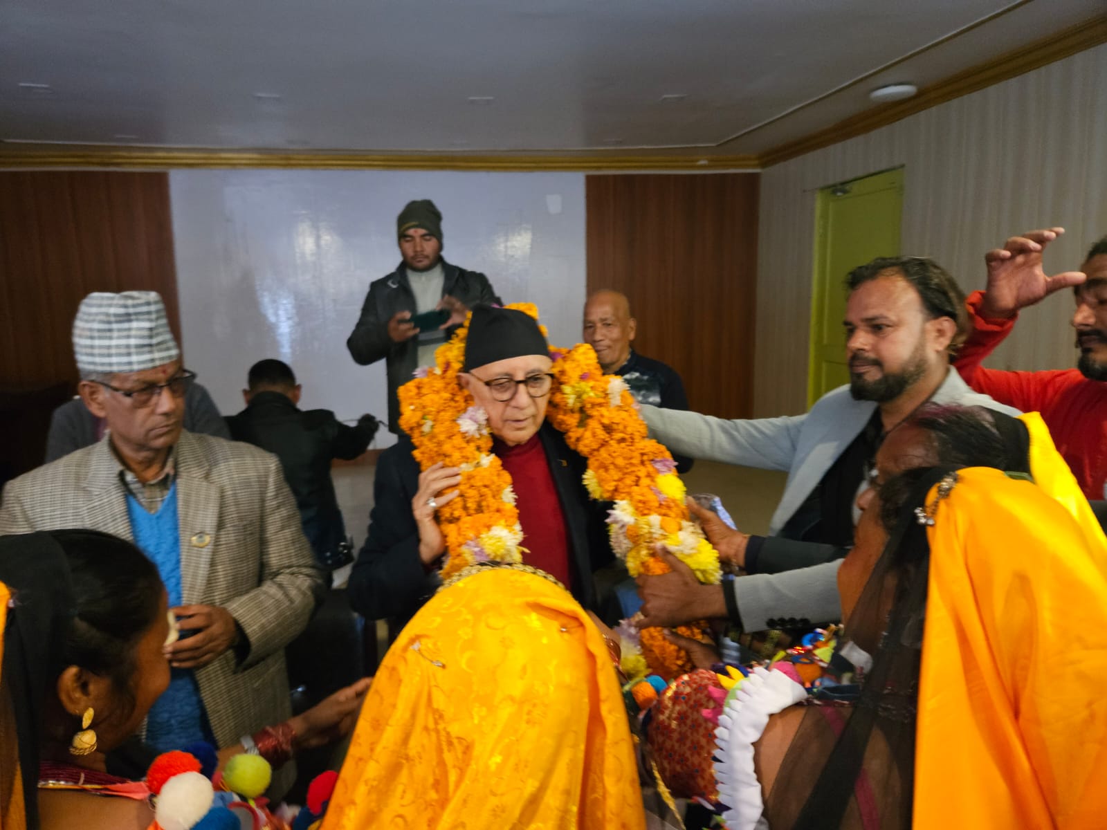 डा.शेखर कोइरालालाई धनगढीमा १५ किलोको माला