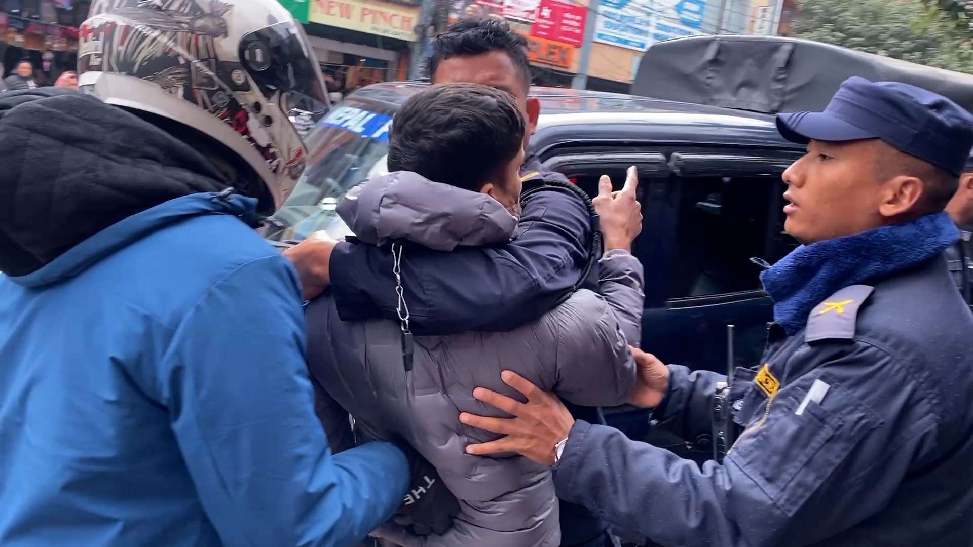पोखरामा कांग्रेसको पार्टी कार्यालय अगाडी भयो झडप, गगन थापाले सहकारी पिडितलाई भेट्न चाहेनन् : भिडियोसहित