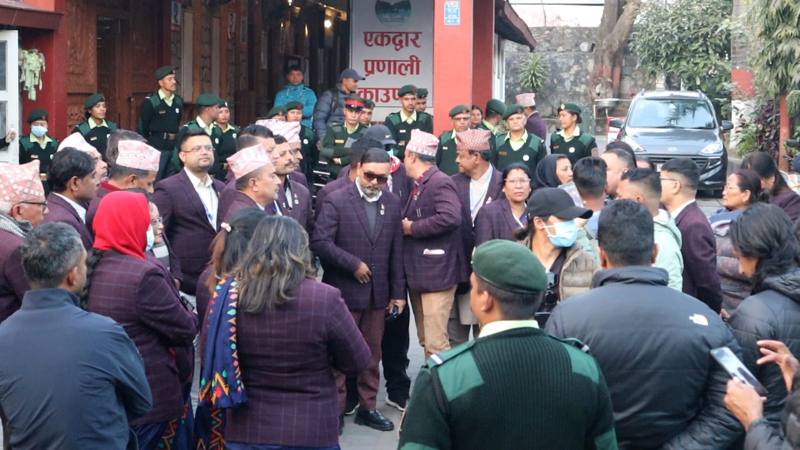 नेपाली कांग्रेस पक्षीय नगर सभासदले पोखरा महानगरको कार्यालयमा गरे तालाबन्दी