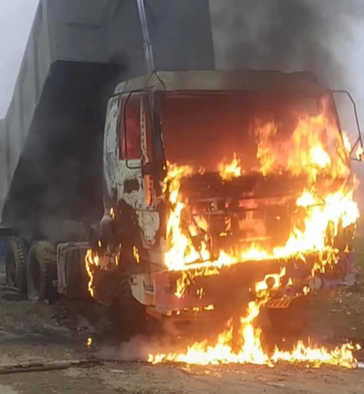 बालुवा झार्ने क्रममा उच्च भोल्टेजको तारबाट करेन्ट प्रवाह हुँदा टिपरमा क्षति, चालक घाइते